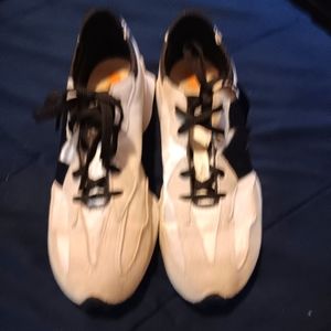 New balance tennis shoes